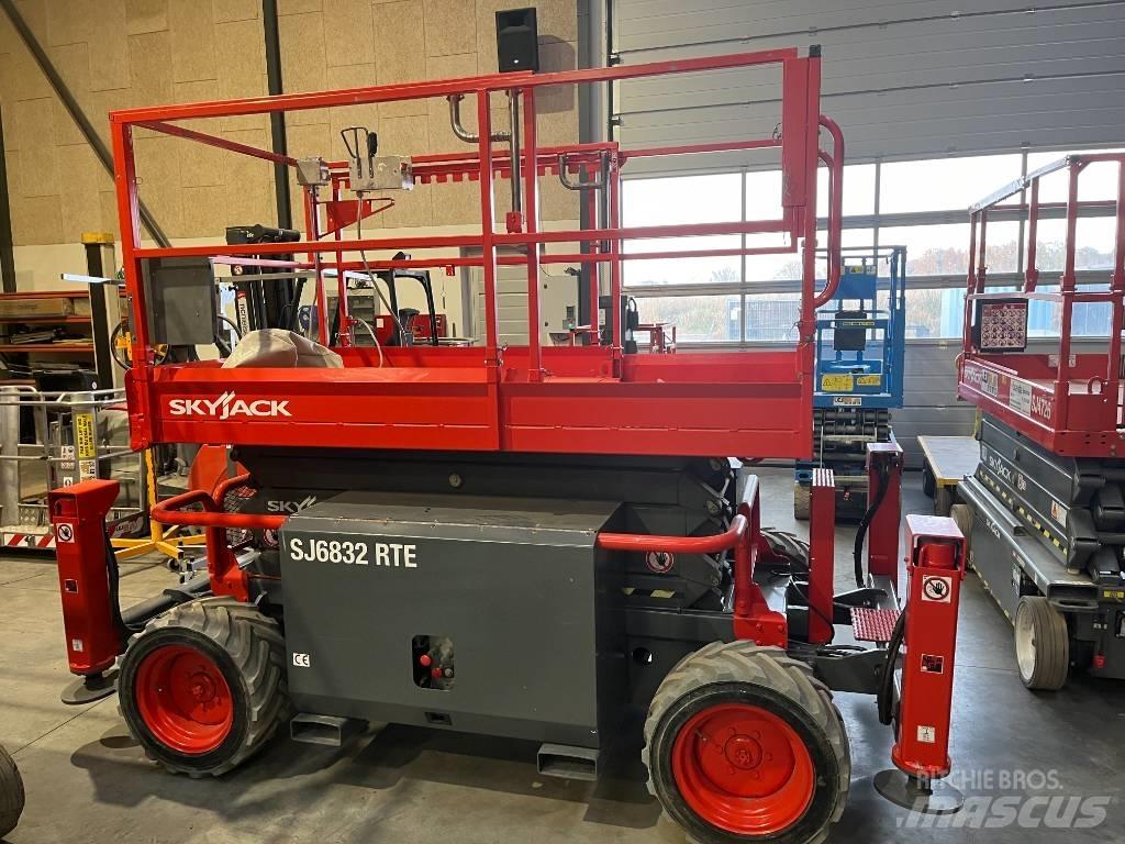 SkyJack SJ 6832 RTE Sakselifter