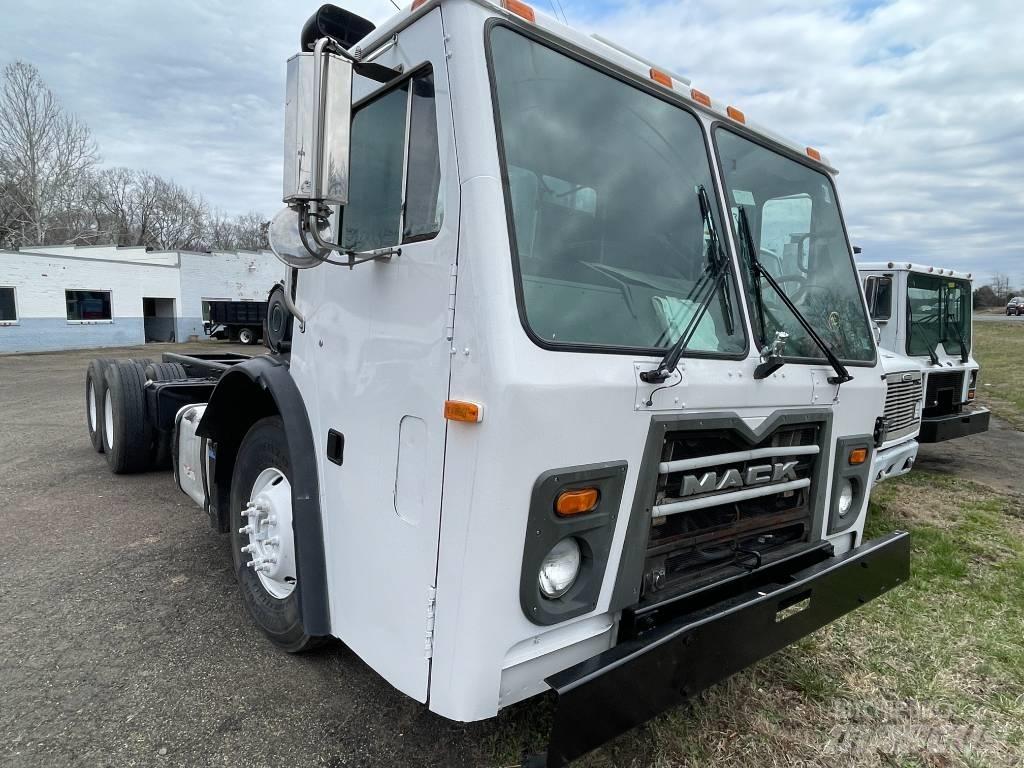 Mack LEU613 Chassis