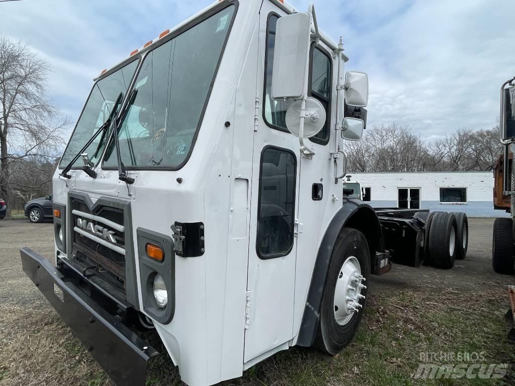 Mack LEU613 Chassis