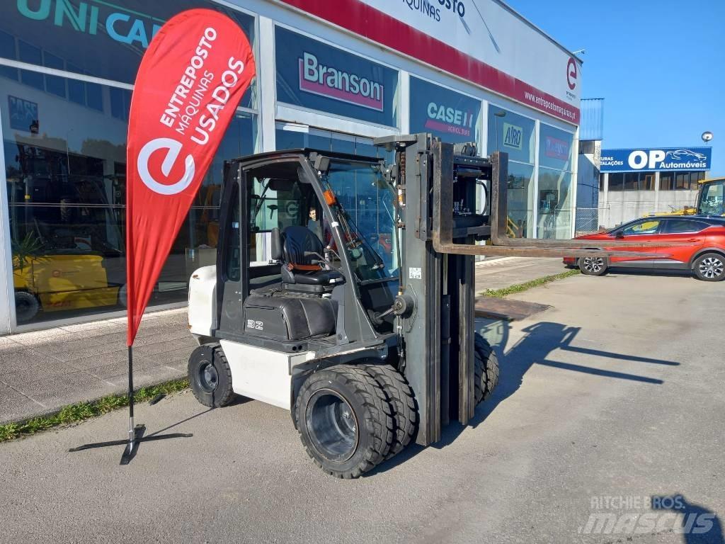 UniCarriers D32 Diesel Trucker