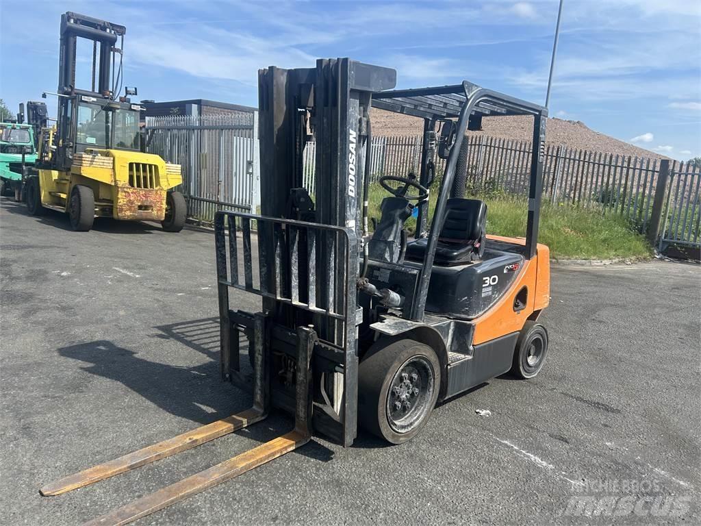Doosan D30S-5 Diesel Trucker