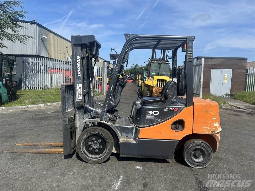 Doosan D30S-5 Diesel Trucker