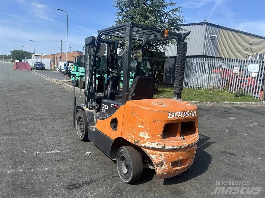 Doosan D30S-5 Diesel Trucker