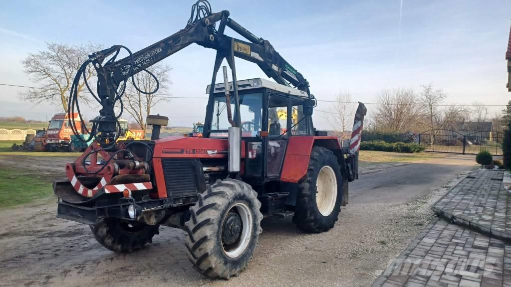 Zetor 12245 Traktor med skogsutstyr