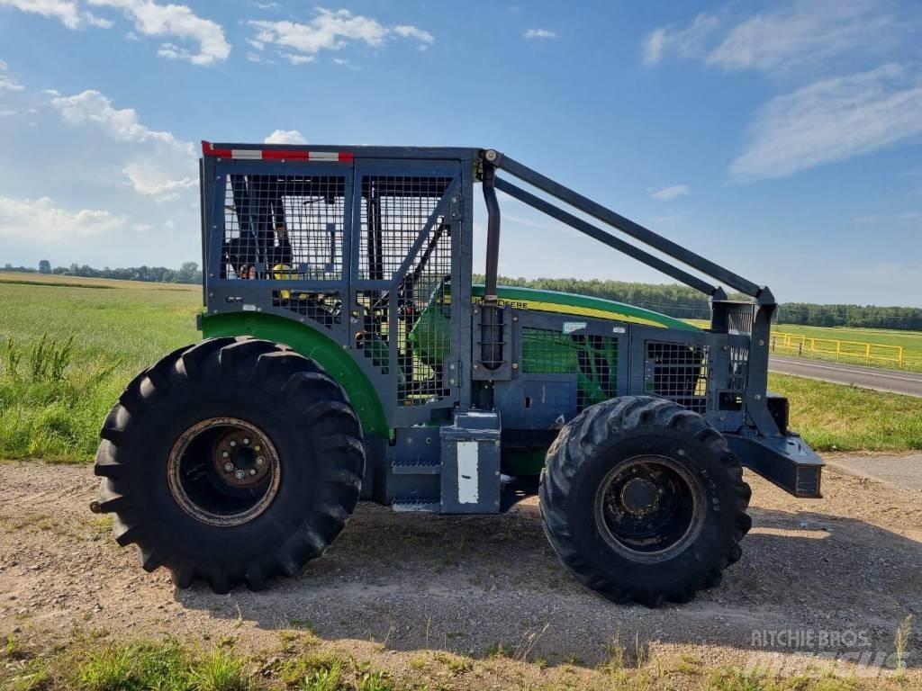 John Deere 5100 M Traktor med skogsutstyr