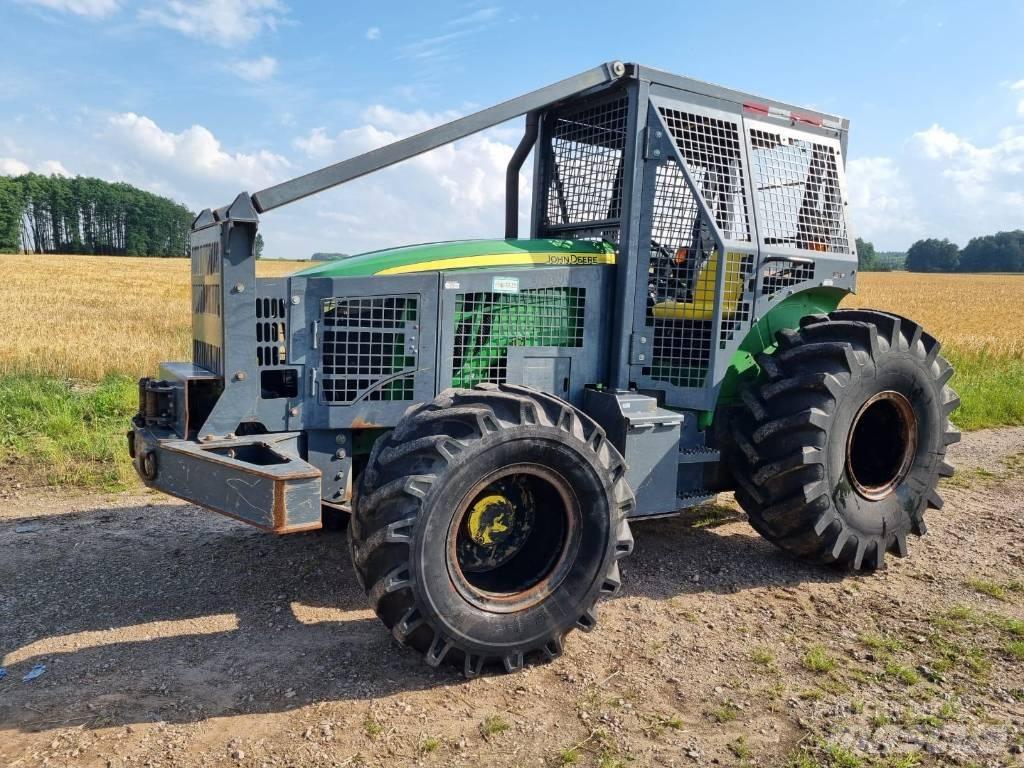 John Deere 5100 M Traktor med skogsutstyr