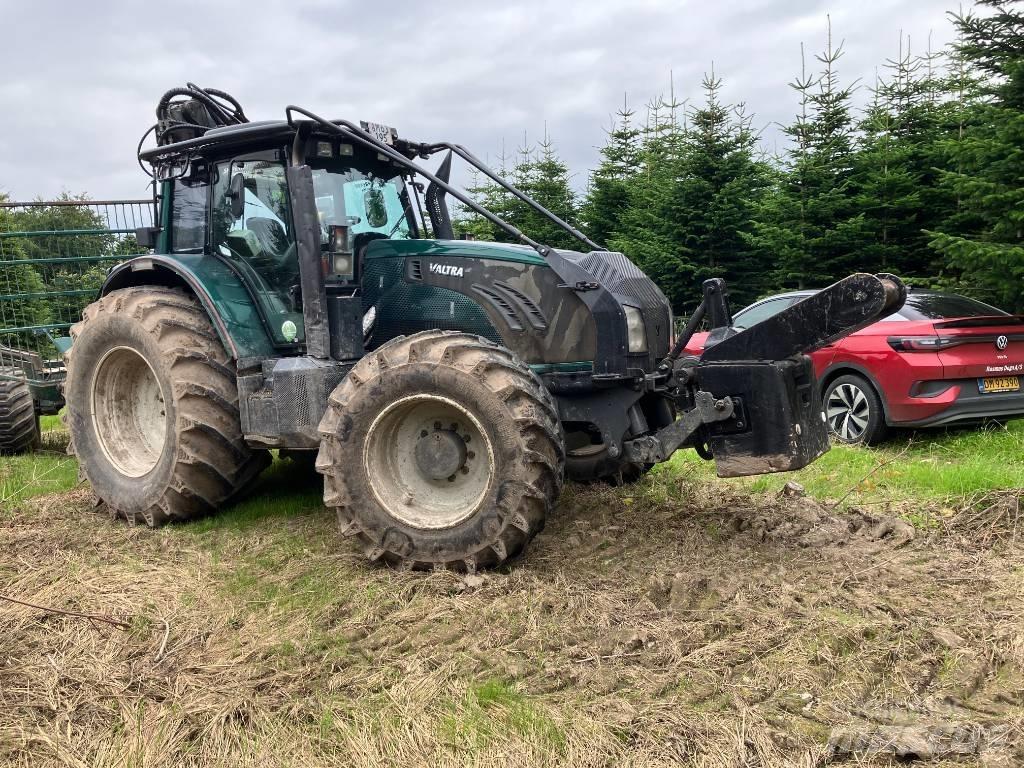 Valtra T 213 V Traktor med skogsutstyr