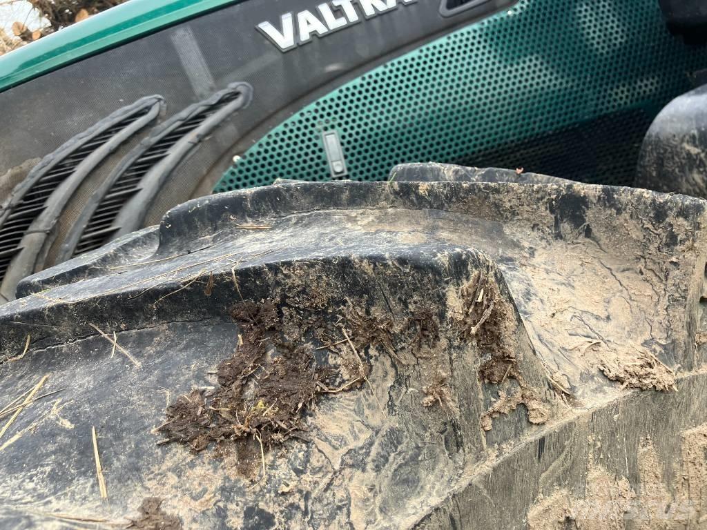 Valtra T 213 V Traktor med skogsutstyr