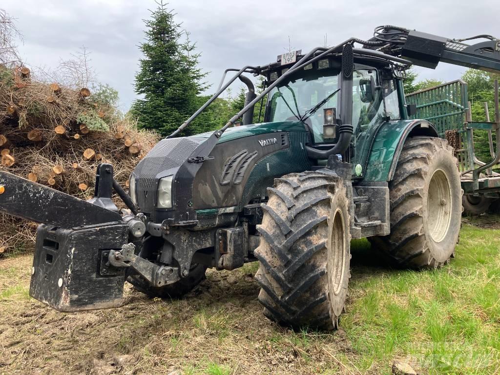 Valtra T 213 V Traktor med skogsutstyr
