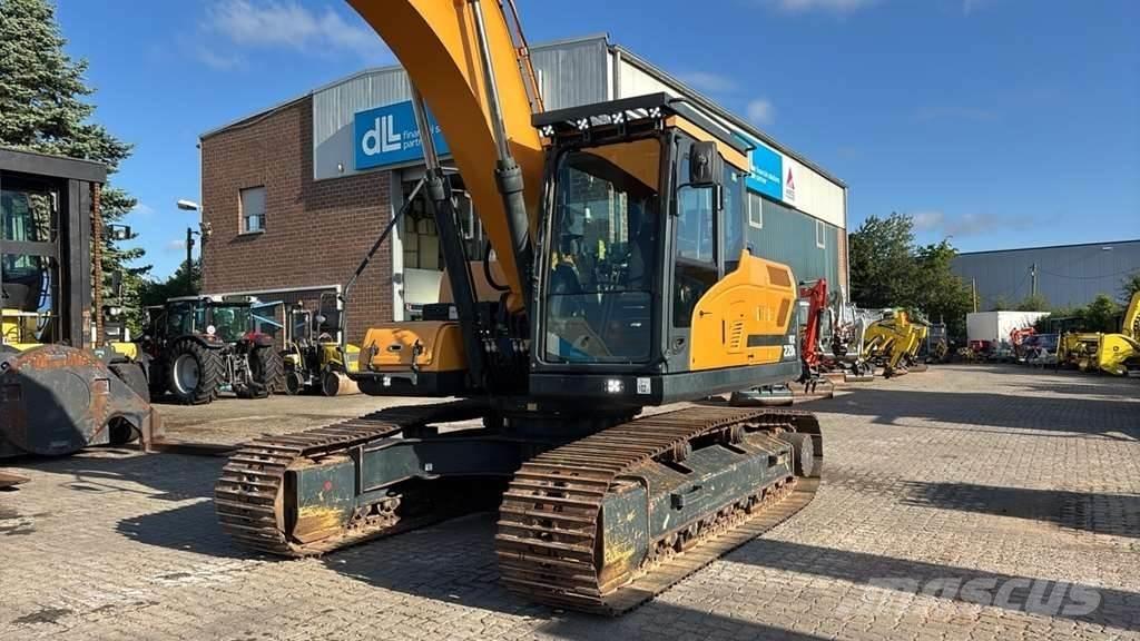 Hyundai HX220L Spesialtilpassede gravemaskiner