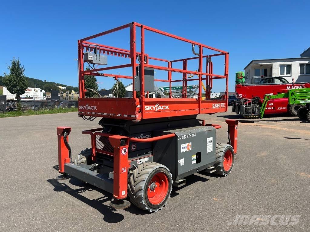 SkyJack SJ 6832 RTE Sakselifter