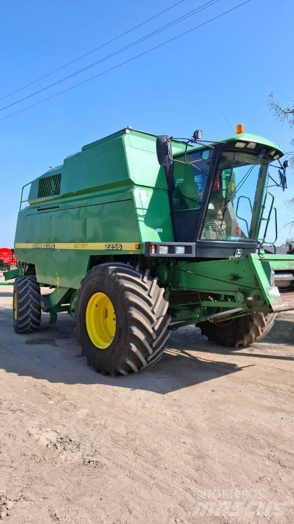 John Deere 2256 Skurtreskere