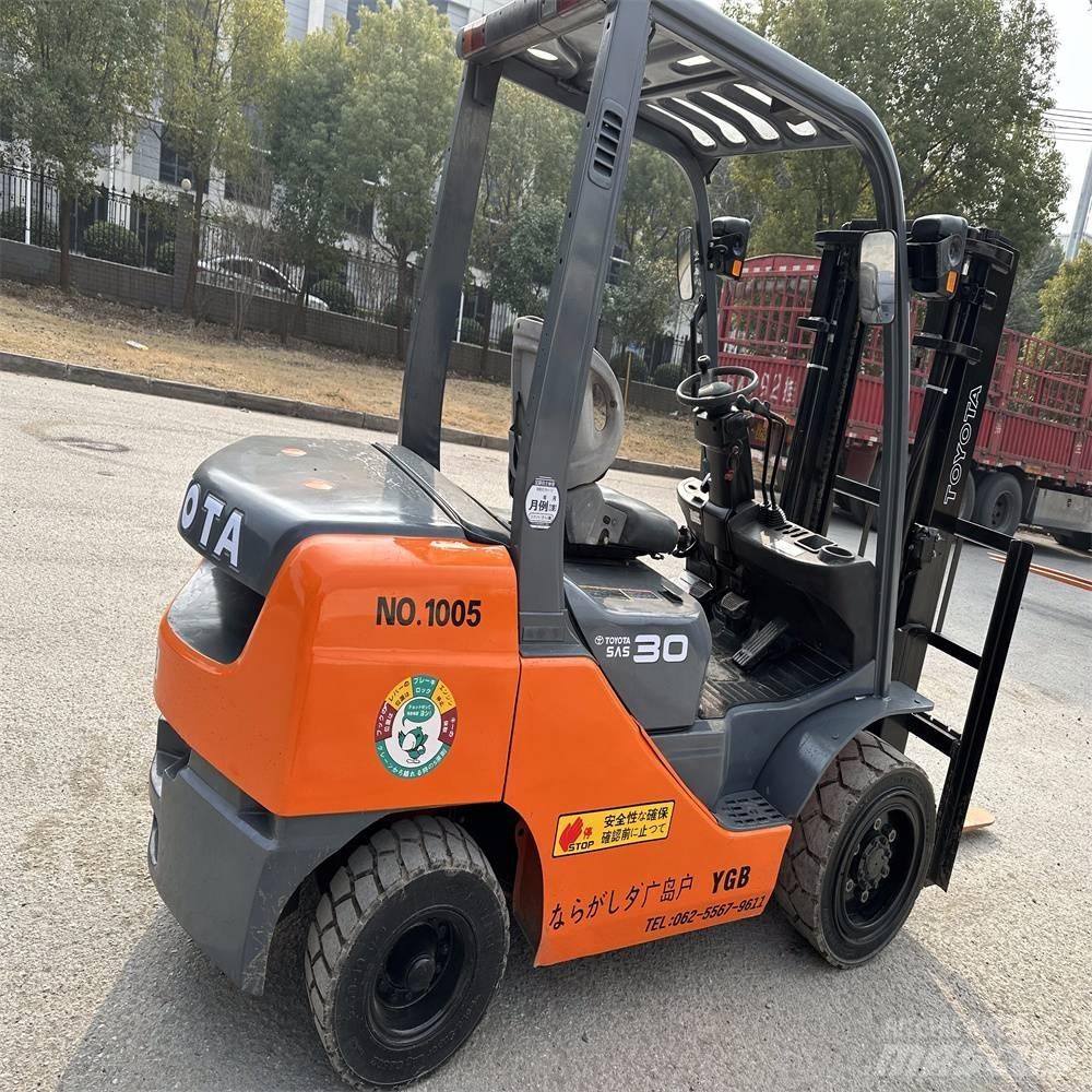 Toyota 8 FDK 30 Diesel Trucker