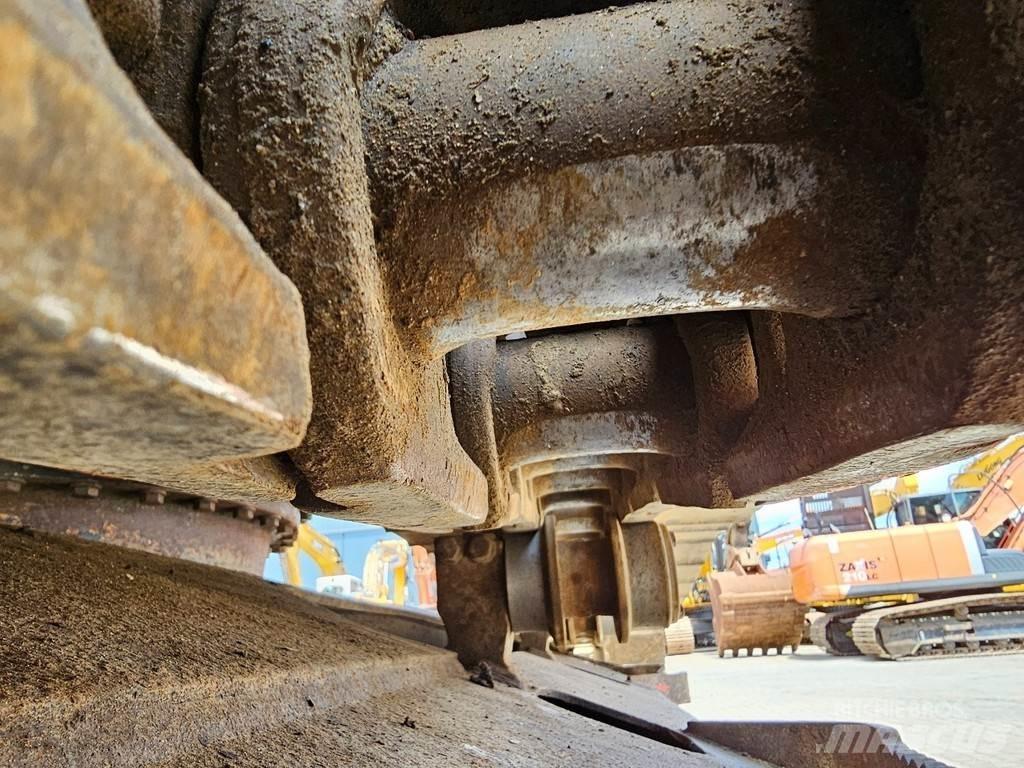 Komatsu PC210LC-8 Beltegraver