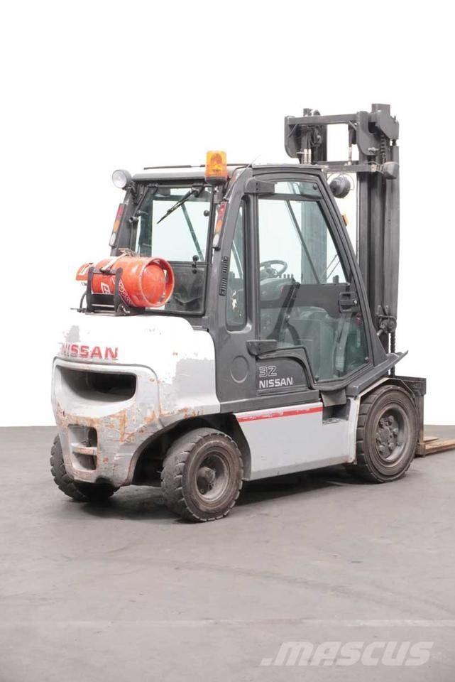 Nissan UGD02 A 32 PQ Propan trucker