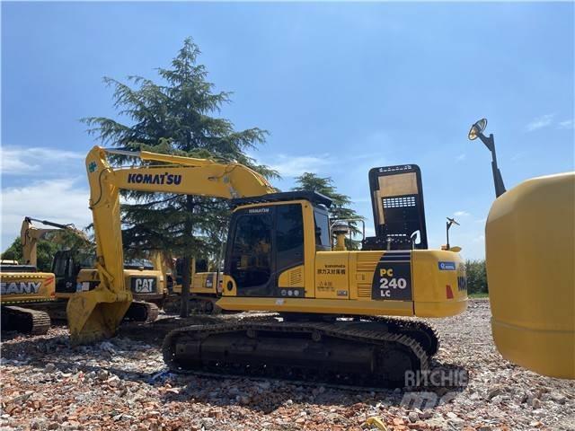 Komatsu PC240-8 Beltegraver