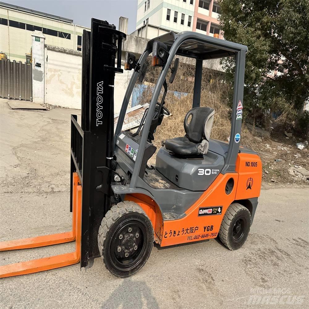 Toyota 8 FDK 30 Diesel Trucker