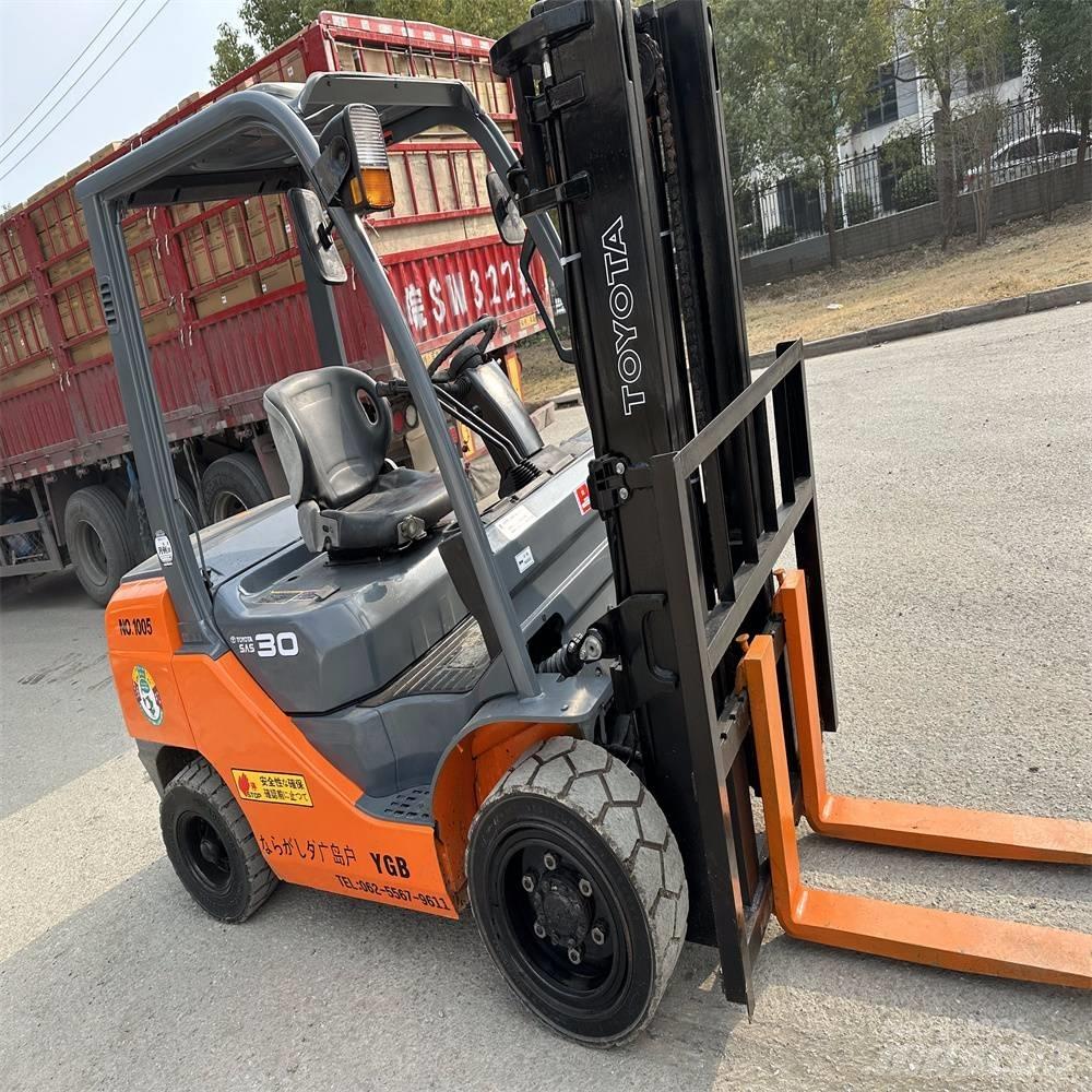 Toyota 8 FDK 30 Diesel Trucker