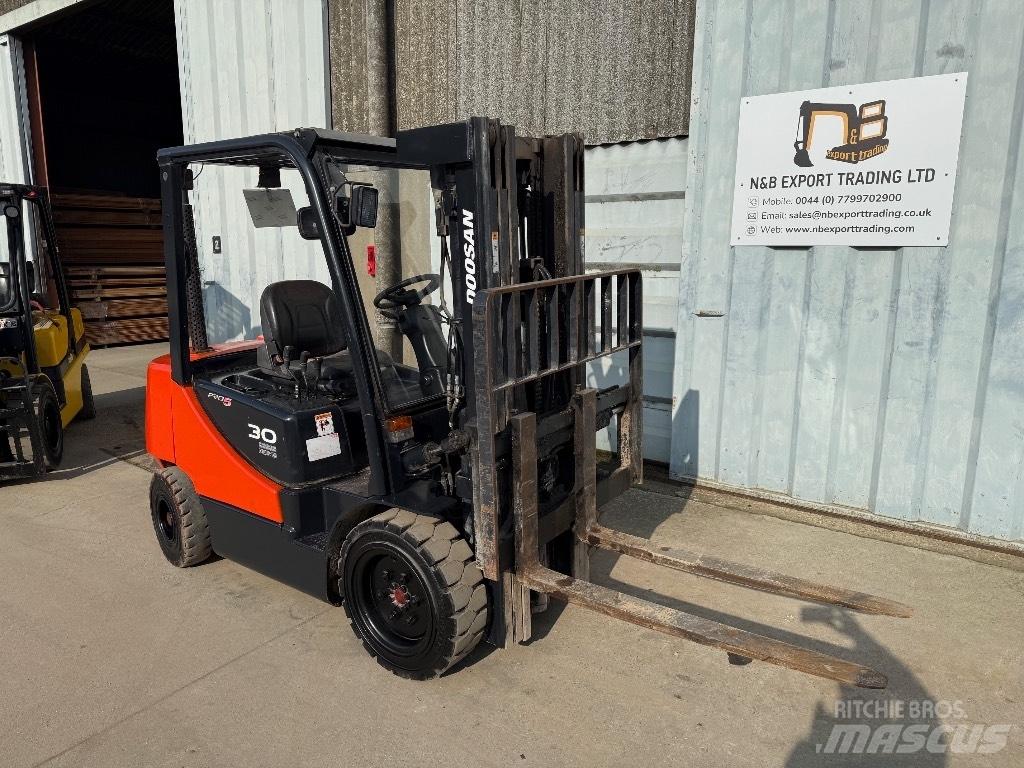 Doosan D 30 Diesel Trucker
