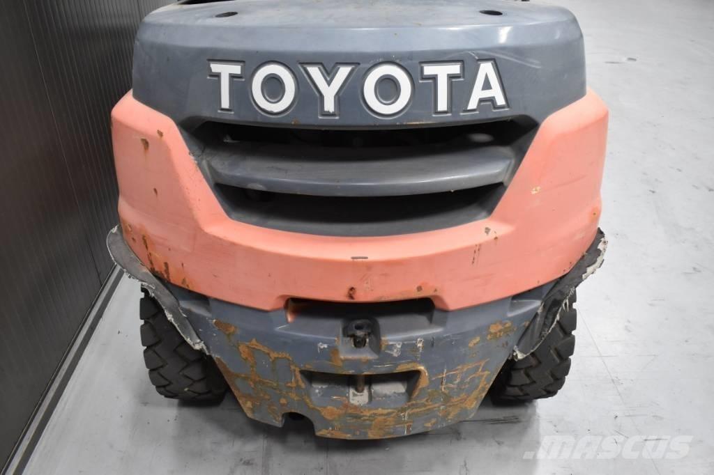 Toyota 40-8FD35N Diesel Trucker