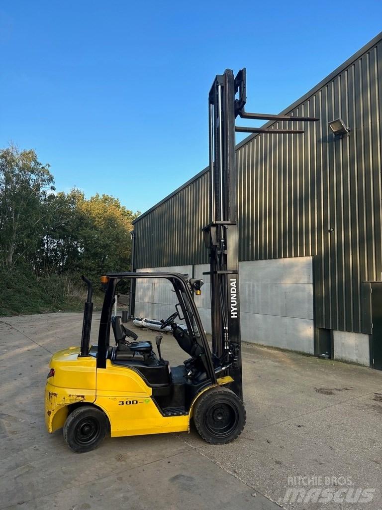 Hyundai 30 D-9 Diesel Trucker