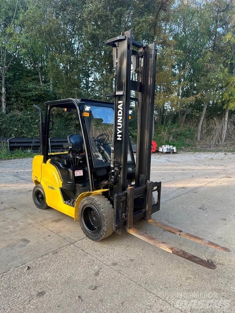 Hyundai 30 D-9 Diesel Trucker