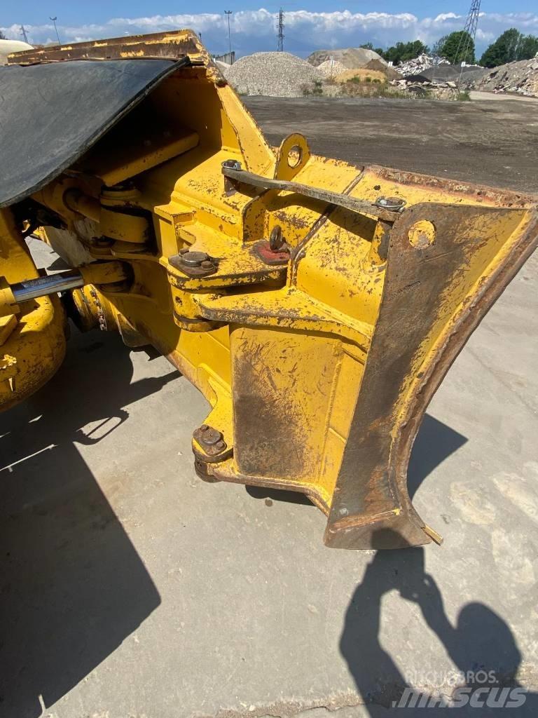 Komatsu D61PX24 Dozere Beltegående