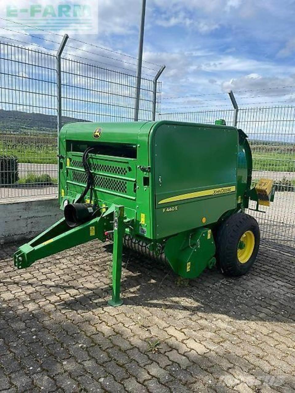 John Deere f440e Firkantpresser
