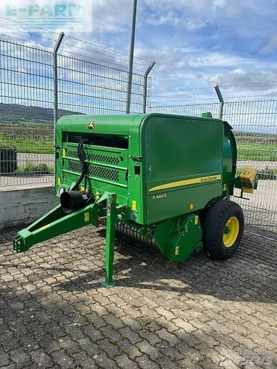 John Deere f440e Firkantpresser