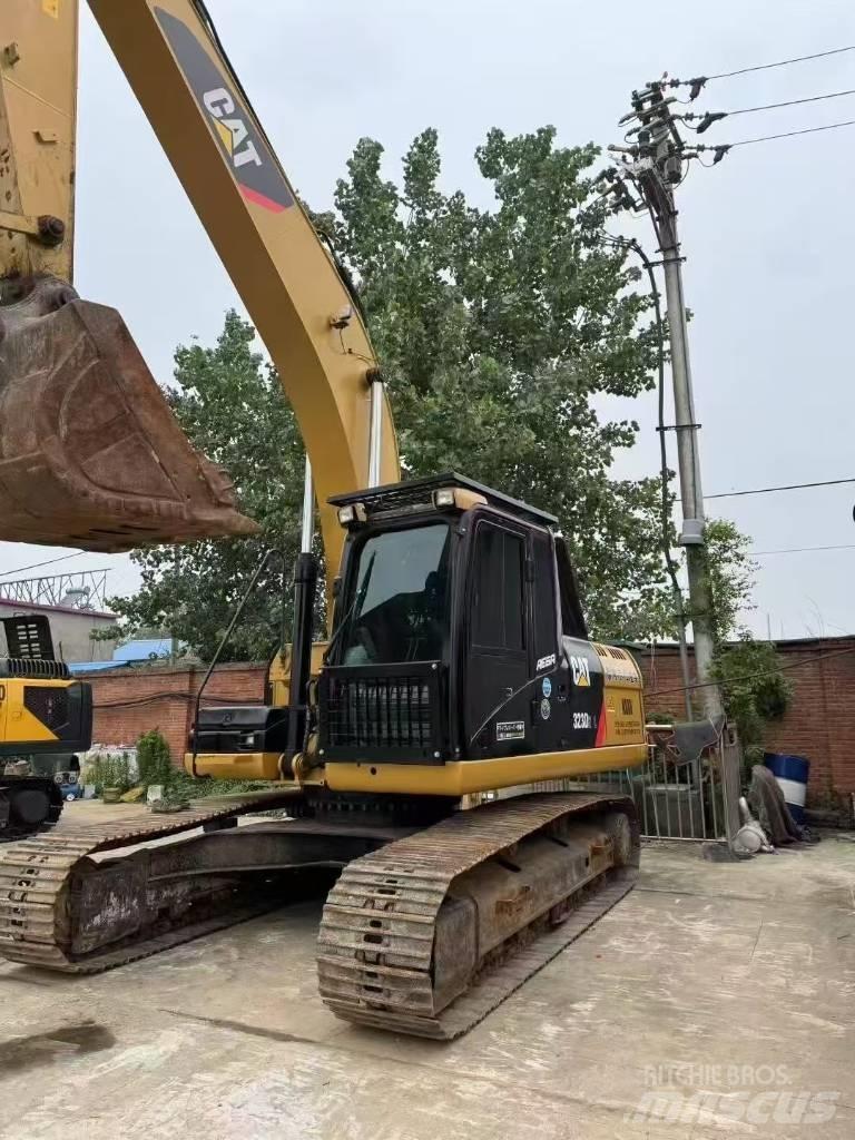 CAT 323D Beltegraver