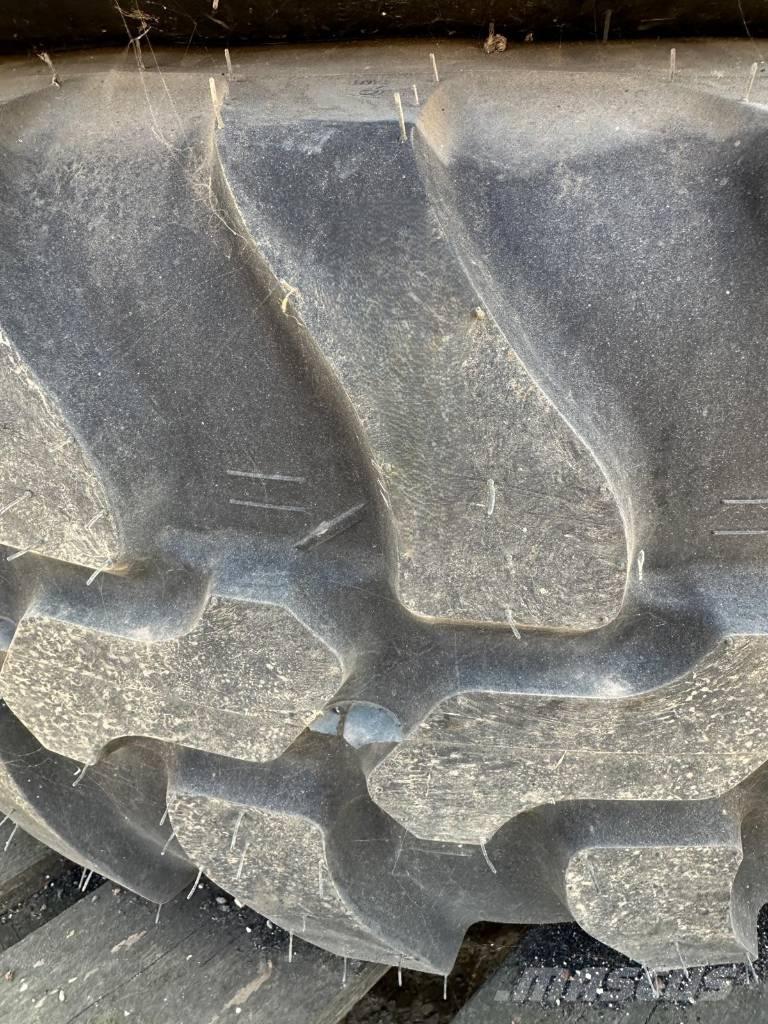 Dunlop 405/70R20 Dekk, hjul og felger