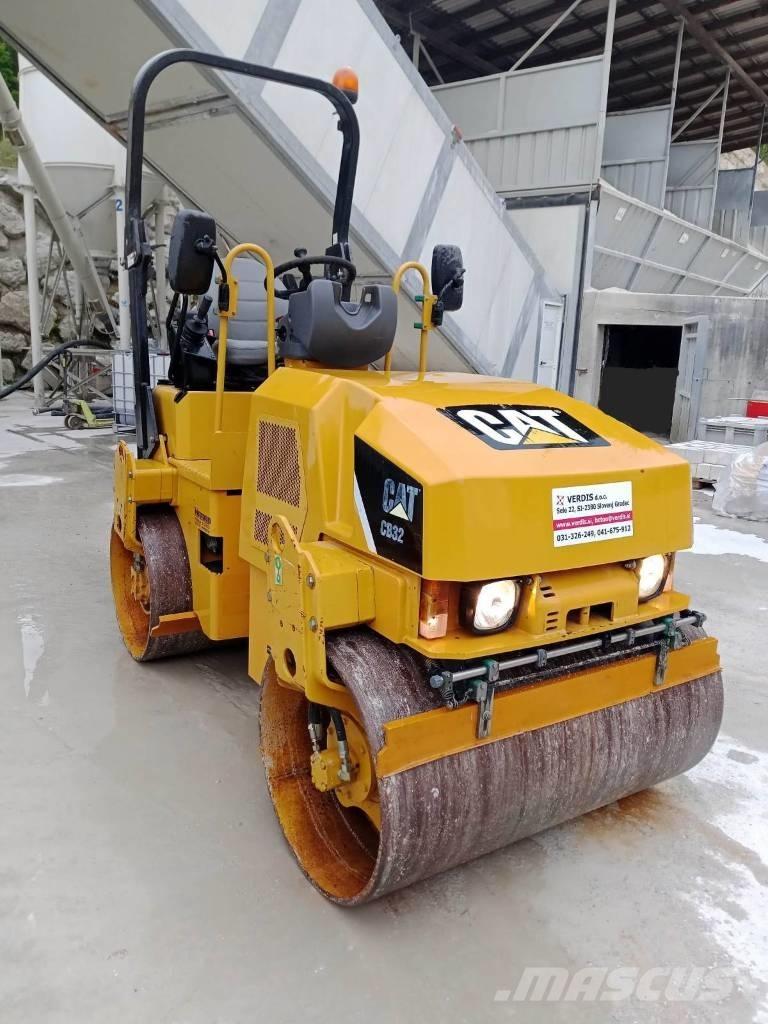 CAT CB 32 Tandem Valser