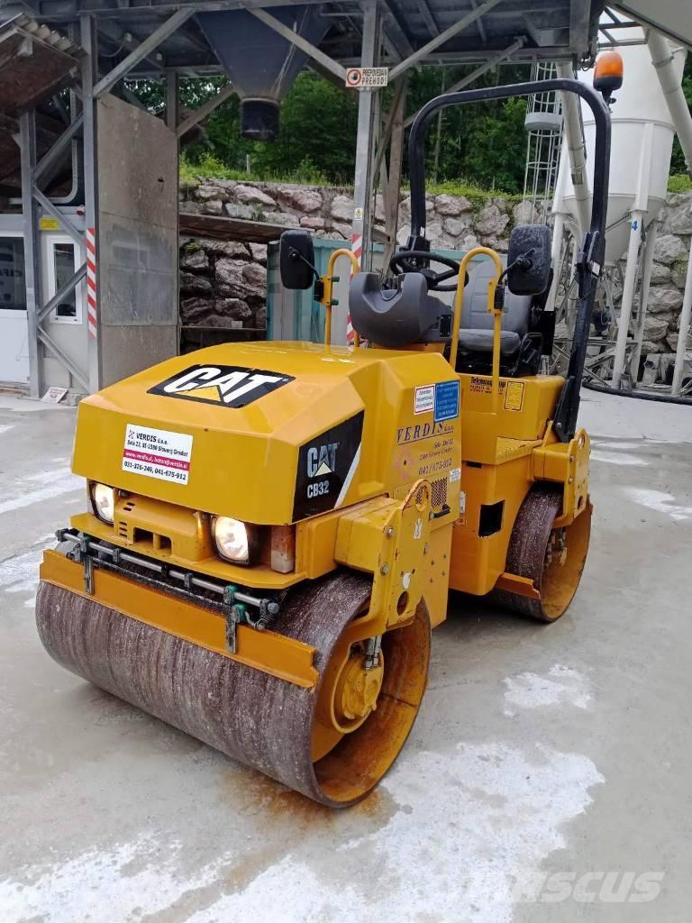 CAT CB 32 Tandem Valser