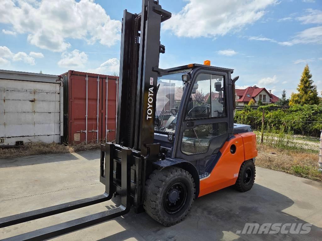 Toyota 40-8FD50N Diesel Trucker