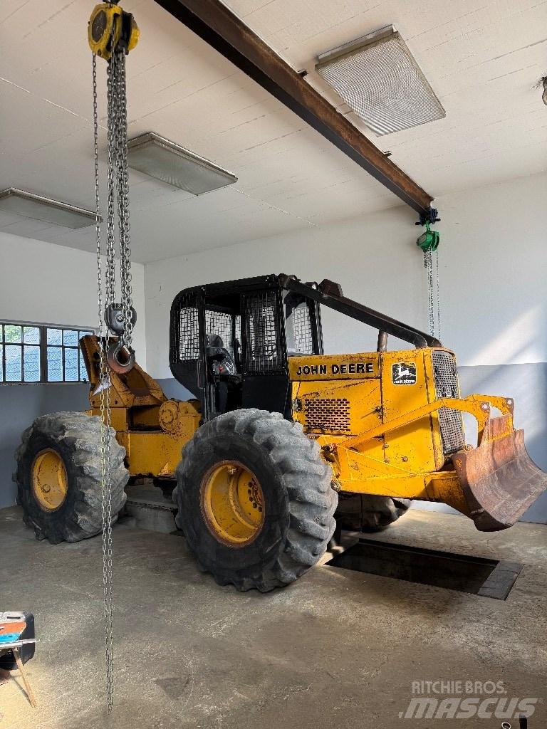 John Deere 540b 540b Traktor med skogsutstyr