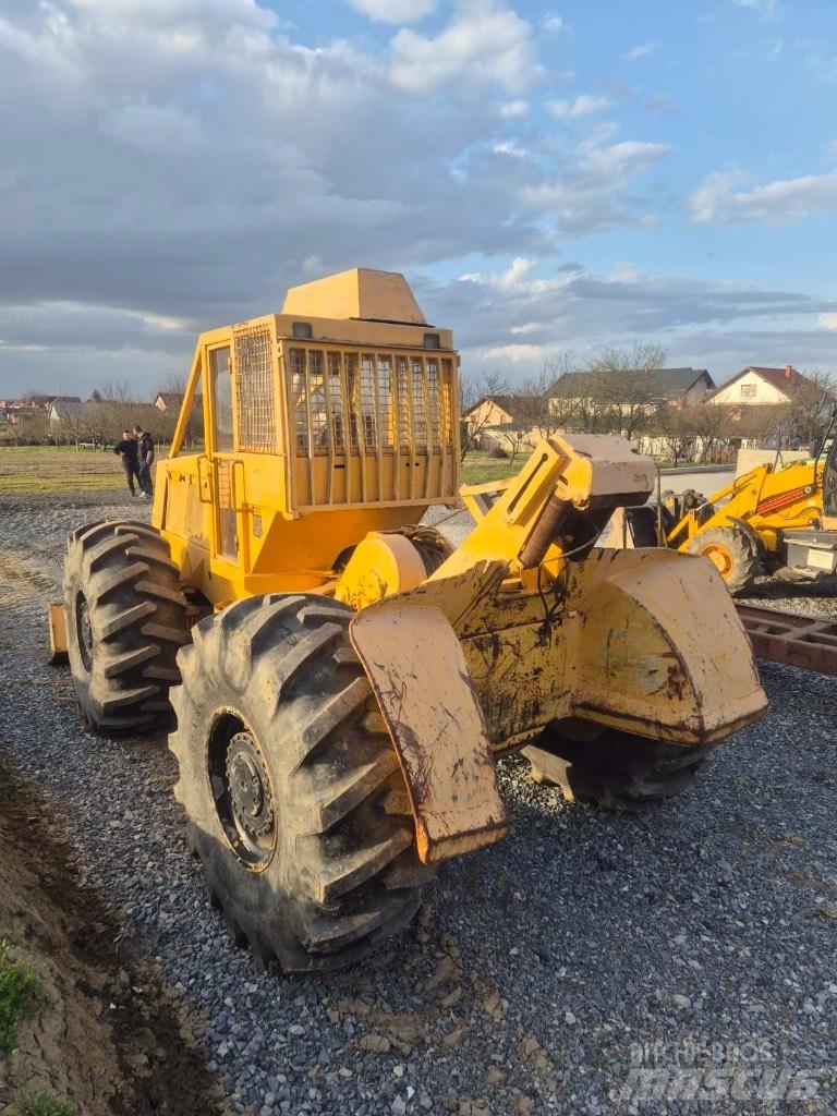 John Deere 667d Traktor med skogsutstyr