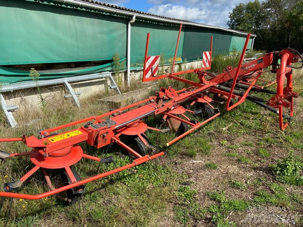 Kuhn GF8702 Raker og høyvendere