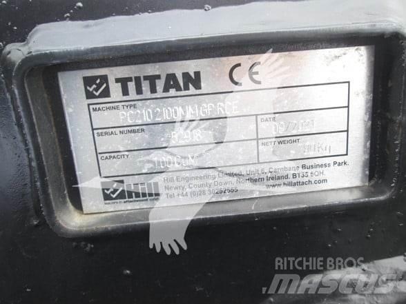Titan CAT 320 Skuffer