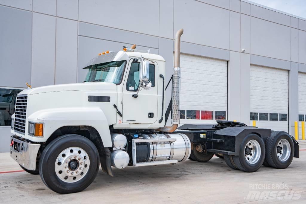 Mack Pinnacle 64T Trekkvogner