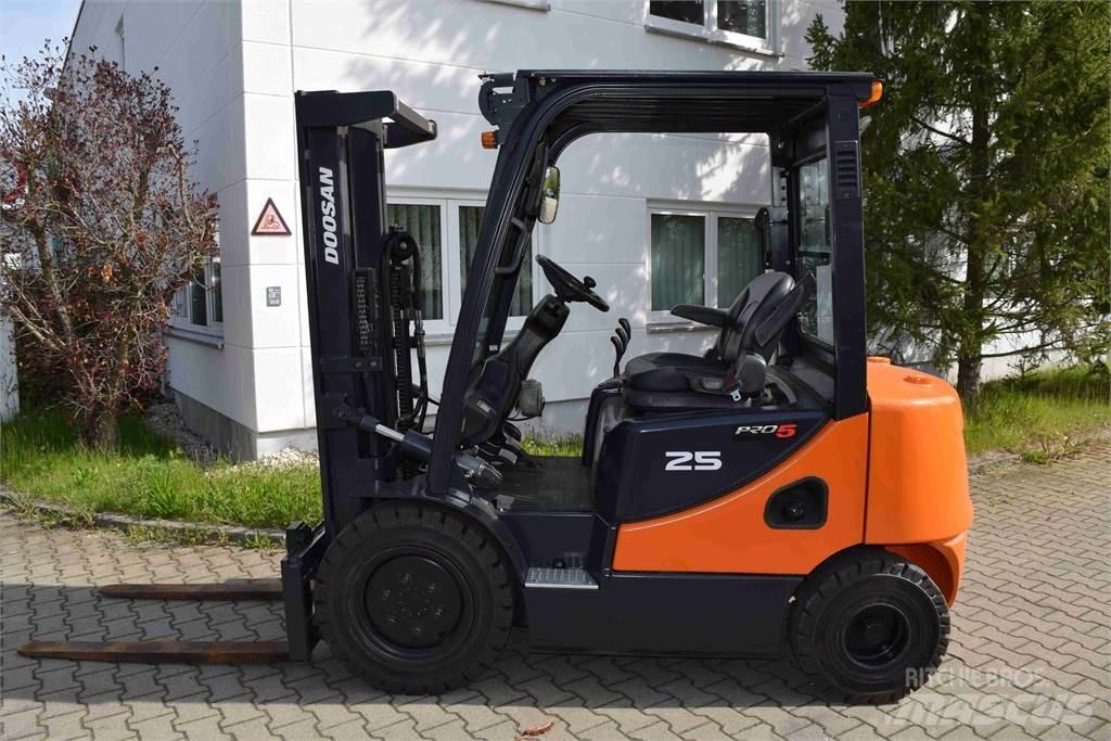 Doosan D 25 S-5 Diesel Trucker