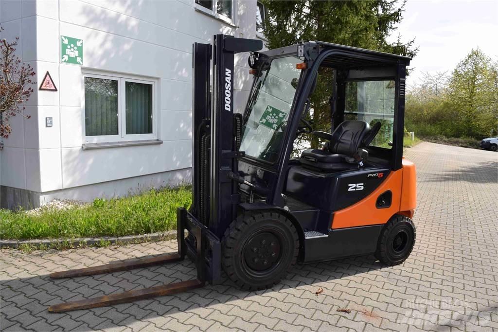 Doosan D 25 S-5 Diesel Trucker