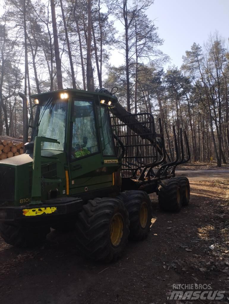 John Deere 810D Lassbærere