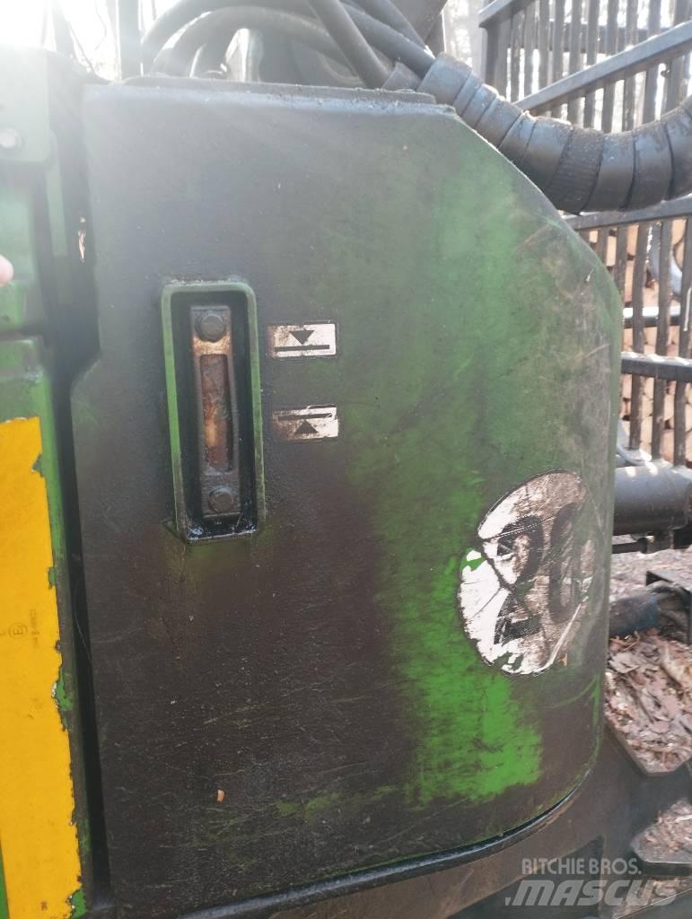 John Deere 810D Lassbærere