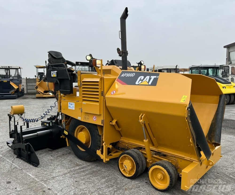 CAT AP 300D Asfaltutleggere
