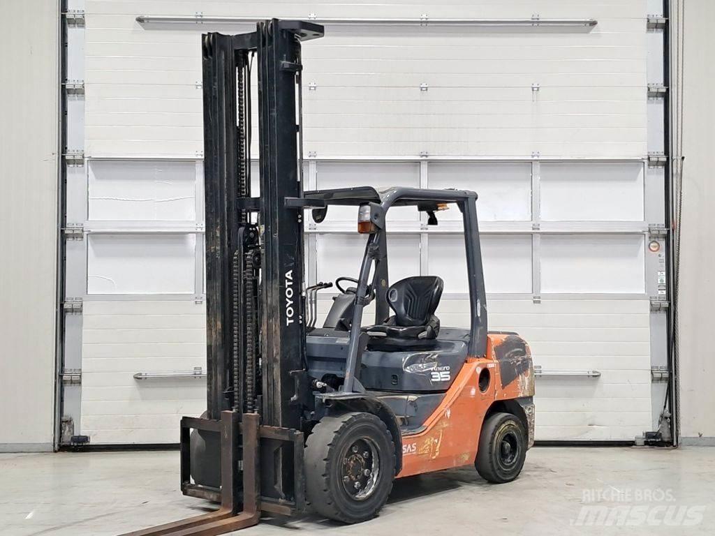 Toyota 02-8FDJF35 Diesel Trucker