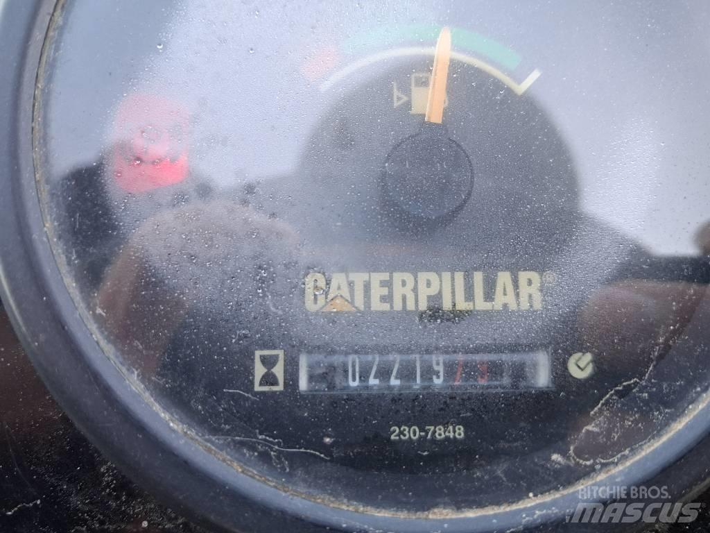 CAT CB 24 Tandem Valser
