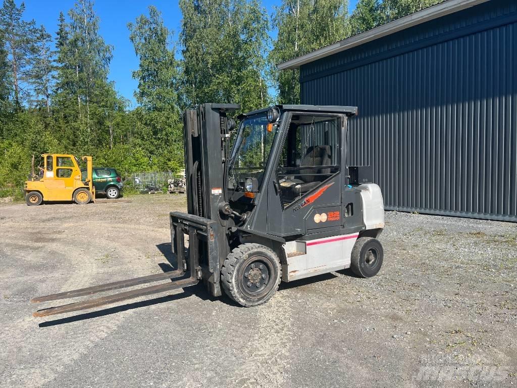 Nissan FGD02A320 Diesel Trucker