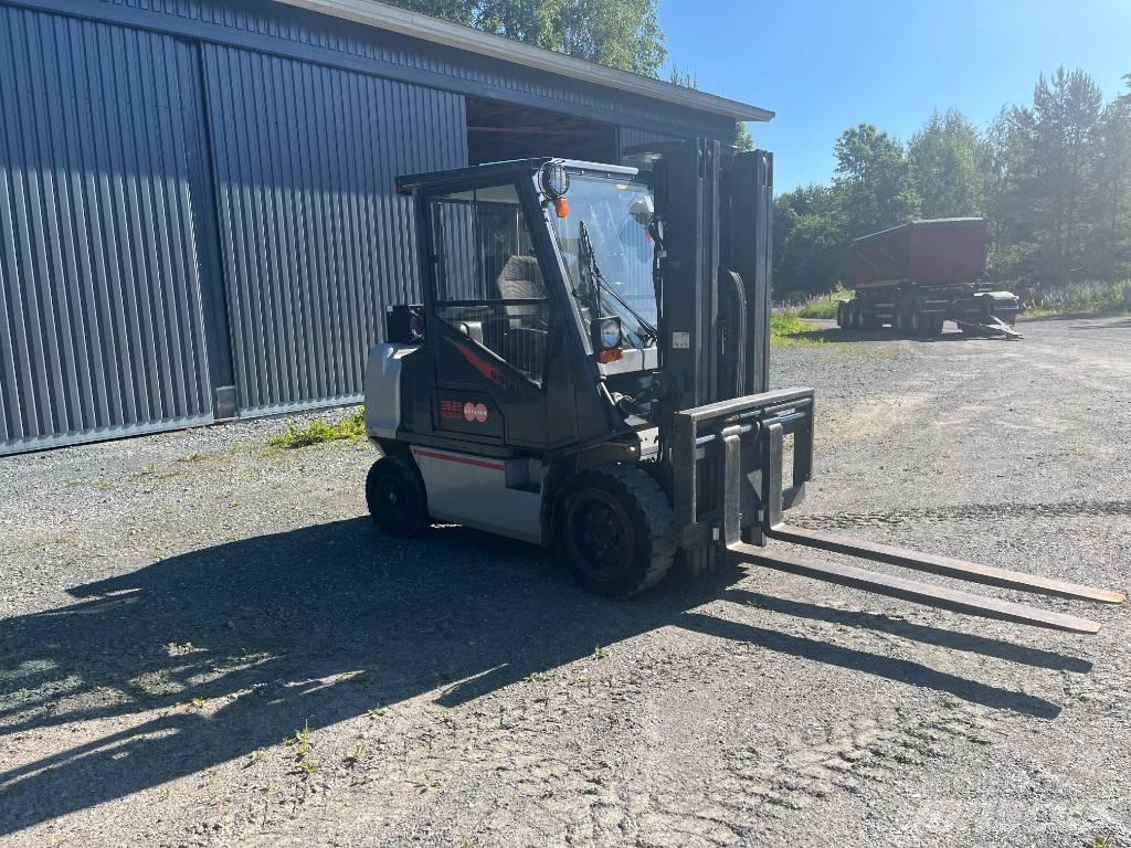 Nissan FGD02A320 Diesel Trucker