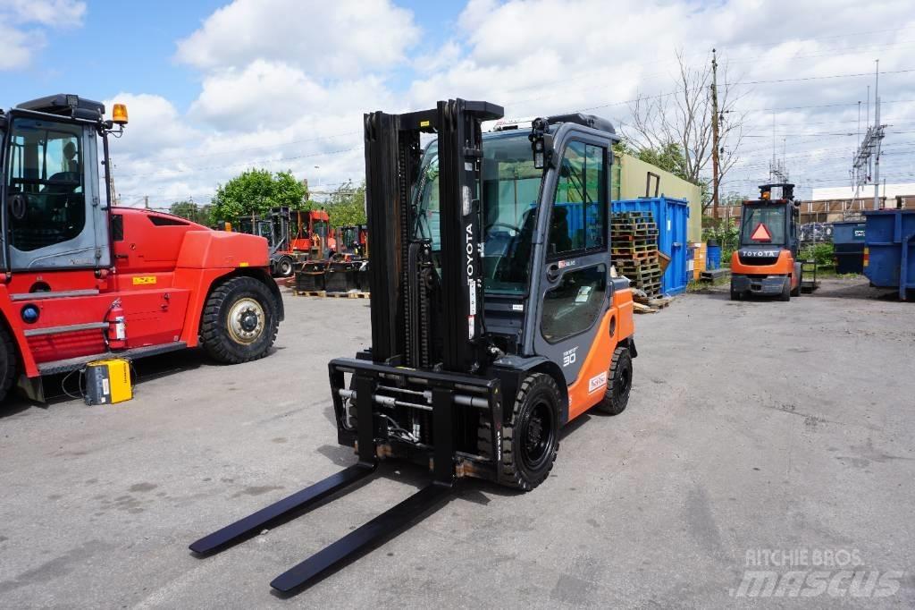 Toyota 56-8FD30F Diesel Trucker