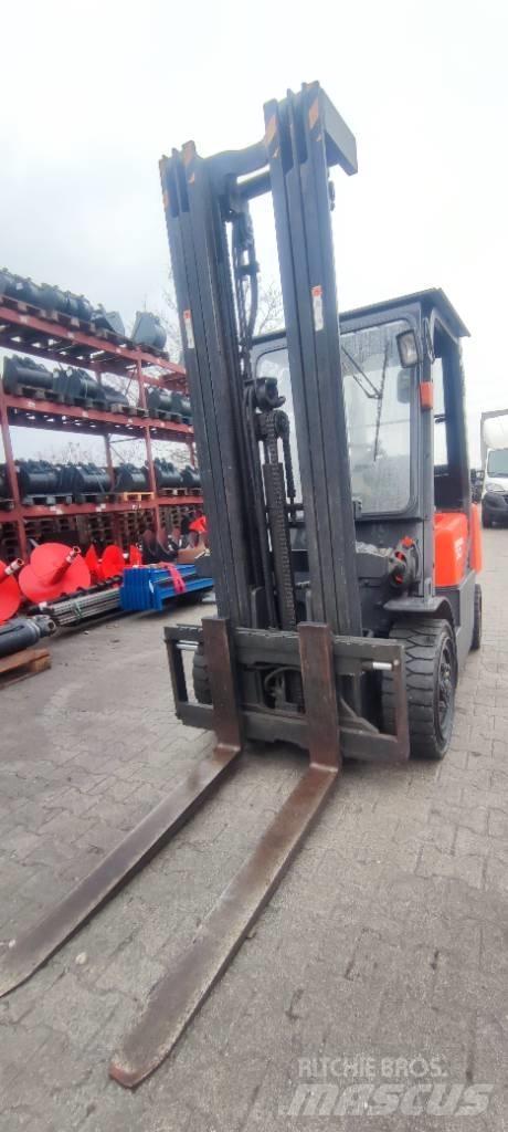 Doosan D 30 G Diesel Trucker
